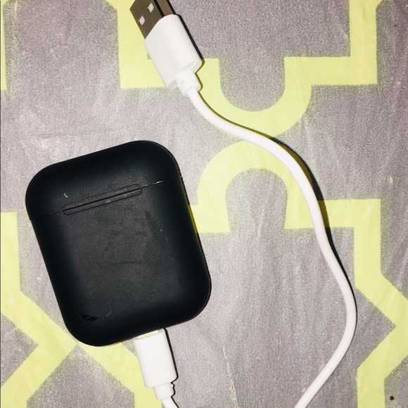 Black AirPods - Picture 3 of 4